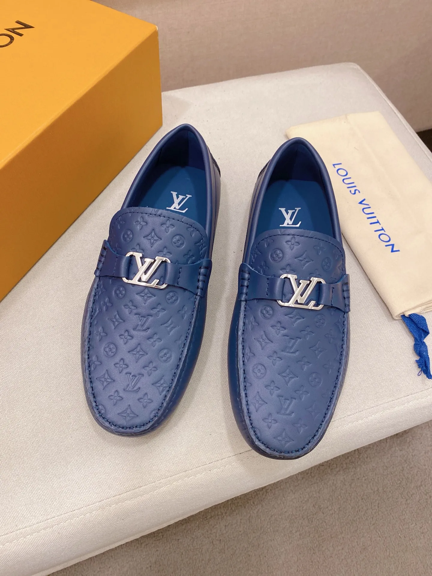 Factory price: 500💰High-end quality! LV 🆕🆕Exclusive hot-selling products in stock🔥🔥New products on the shelves, high-quality Ferragamo men's pea shoes, high-end casual driving shoes, with complete packaging! 💪 💪 Material: imported first-layer cowhide 🐂 + imported high-quality buffalo leather lining + wear-resistant outsole 👍🏻👍🏻 Features: high-end and comfortable, purely handmade 🚀 🚀 Create the perfect shoes that suit you best 🔥 🔥 Size: (38-44) 45 standard size can be customized!